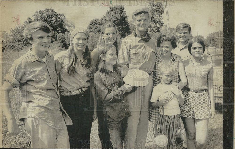 1971 Press Photo Gubernatorial Candidate Dan Walker Celebrating Birthday 49th - Historic Images