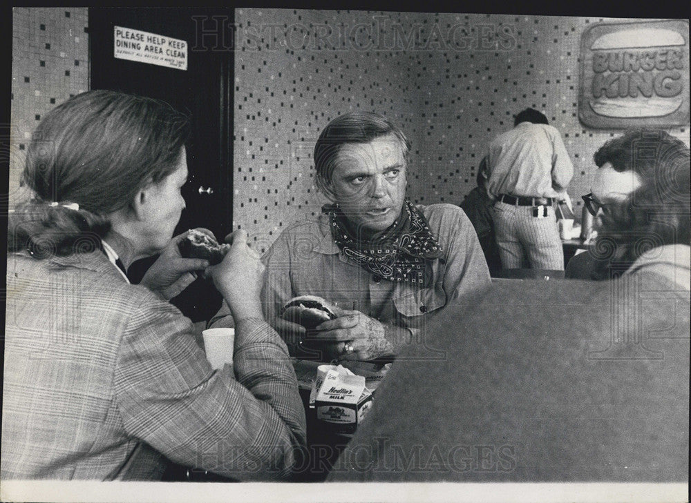 1971 Press Photo Gubernatorial Candidate Dan Walker Eating Burger King Staff - Historic Images