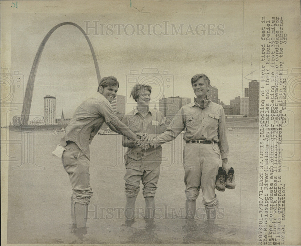 1971 Press Photo Daniel Walker With Sons Standing In Mississippi River St Louis - Historic Images