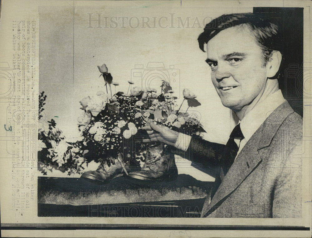 1973 Press Photo Governor Dan Walker Receives Centerpiece Of Boots Springfield - Historic Images