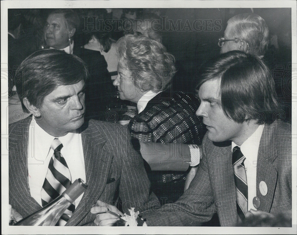 1975 Press Photo Governor Dan Walker talks with his son Dan Walker, Jr. - Historic Images