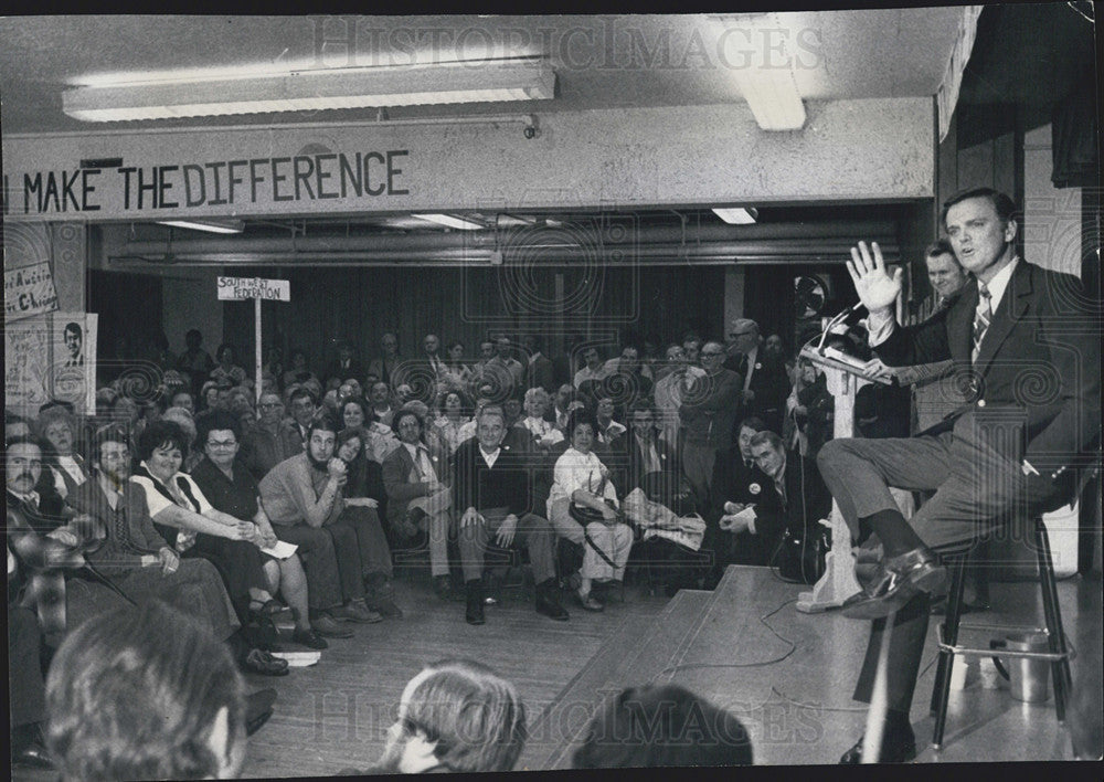 1974 Press Photo Governor Dan Walker Answering Questions Banking Foes Church - Historic Images