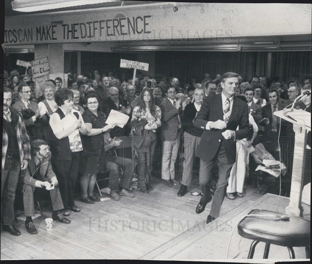 1974 Press Photo Governor Dan Walker Arrives St Peter Canisius Church Meeting - Historic Images