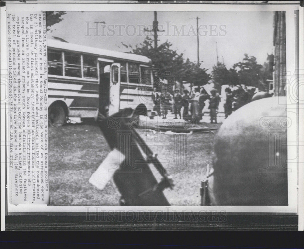 1971 Press Photo South Korean soldiers stand guard over bus - Historic Images