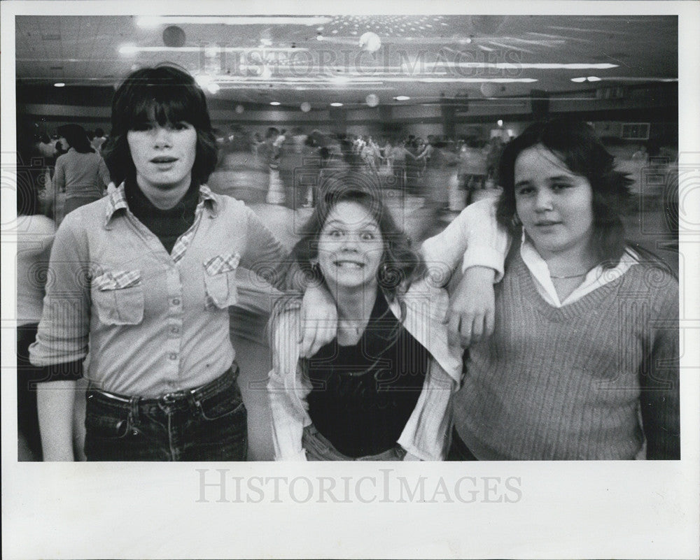 1979 Press Photo Friends goofing at the Southland Roller Palace - Historic Images