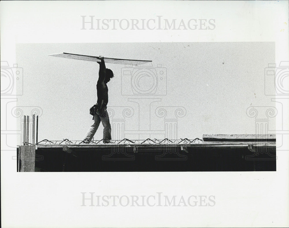 1981 Press Photo Construction Worker Sand Dollar Condominiums Gulf Boulevard - Historic Images