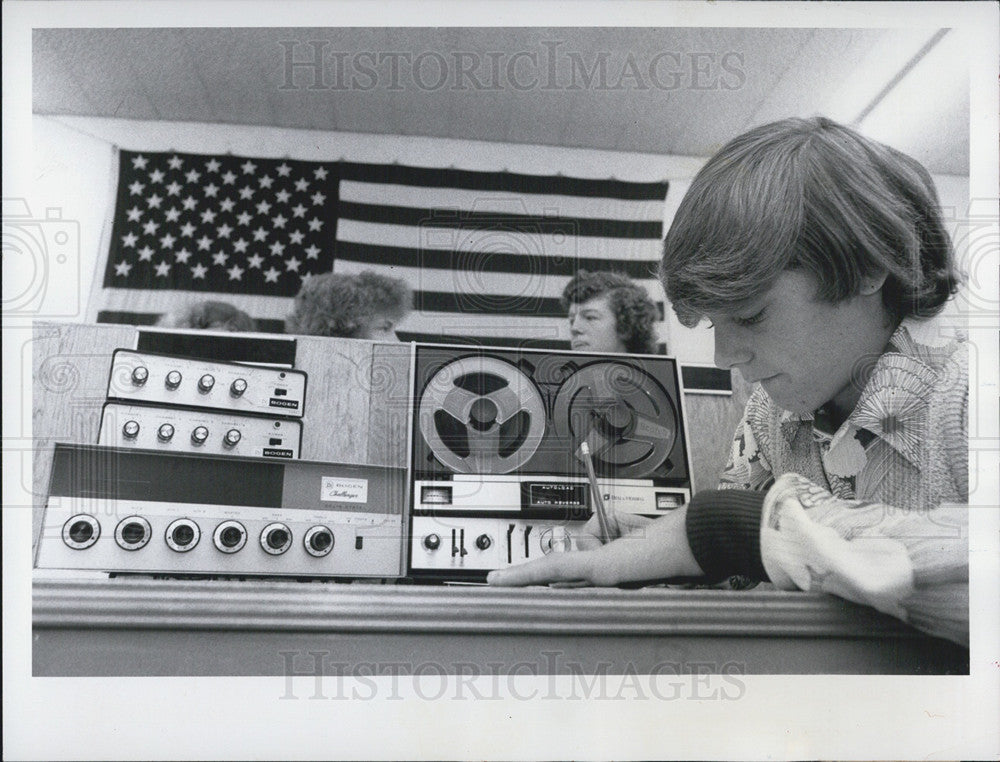 1974 Press Photo Acting Assistant Finance Commissioner Paul Cohn South Pasadena - Historic Images