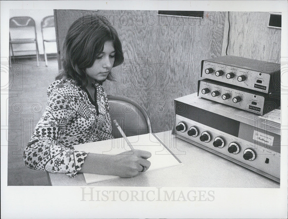 1975 Press Photo Jeanene Ayelsworth City clerk - Historic Images