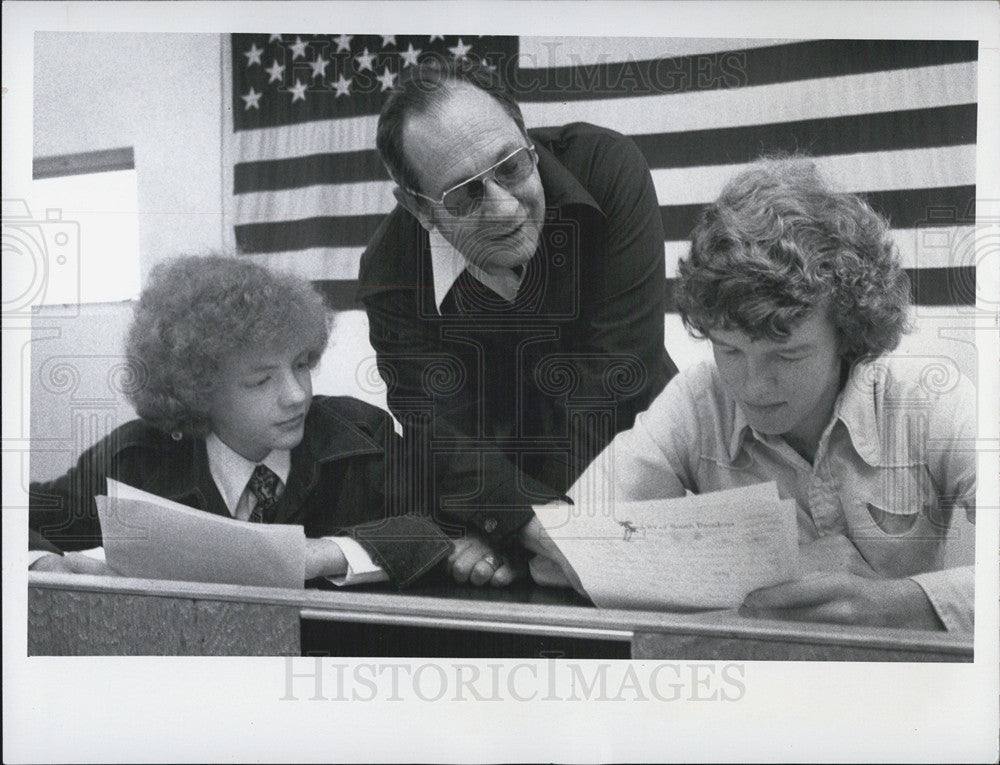 1975 Press Photo south Pasadena Mayor William L Billar helps Taylor White Tom - Historic Images