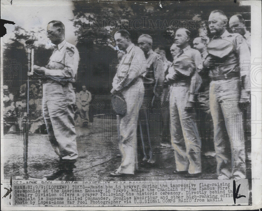 1946 Press Photo Gen. MacArthur and other officials pray as flag is raised - Historic Images