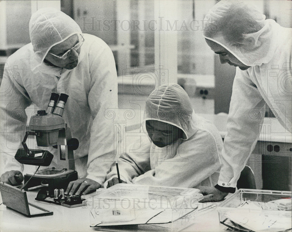 1963 Press Photo Engineers Work Clean Room Space Flight Components Lab - Historic Images