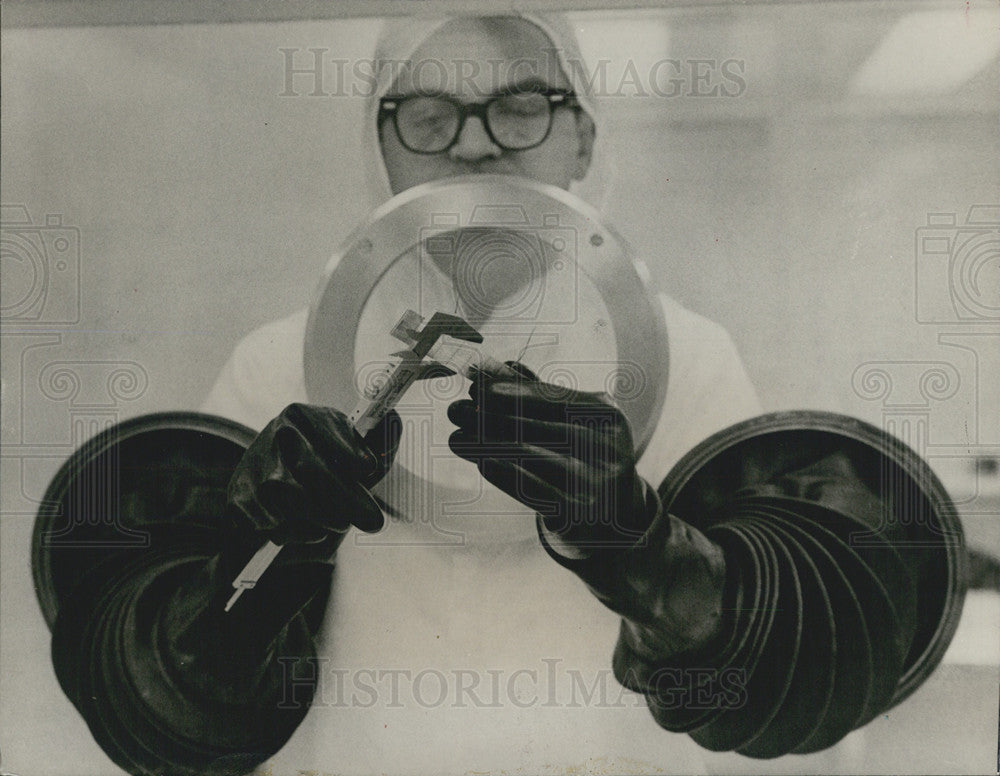 1963 Press Photo General Electric Scientist Works Clean Room Space Technology - Historic Images