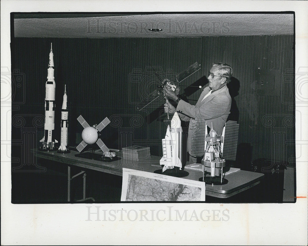 1974 Press Photo Presentation By NASA At Bishop Planetarium in Svc Training Work - Historic Images