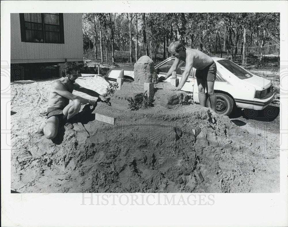 1986 Press Photo Building a sandcastle in the driveway at Weeki Wachee Acres - Historic Images