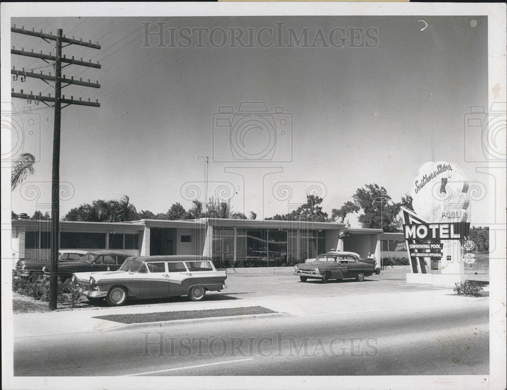 1957 Press Photo Southern skies Motel purchased by Rodney J. Helton - Historic Images