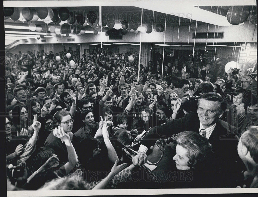 1972 Press Photo Gubernatorial Candidate Dan Walker Addresses Supporters Chicago - Historic Images