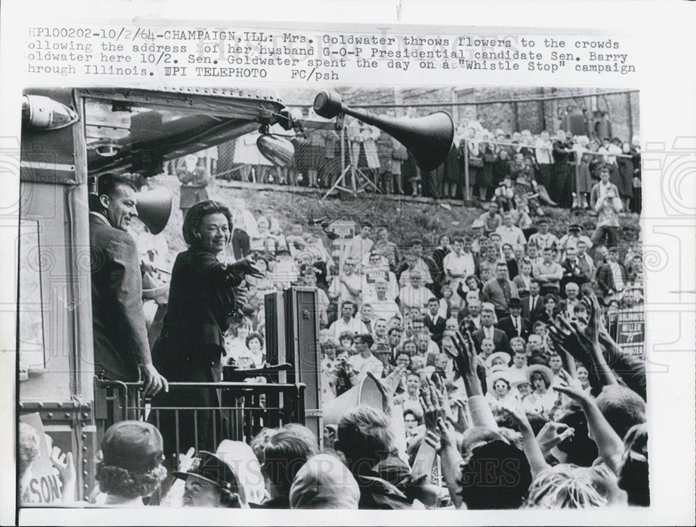 1964 Press Photo Goldwater throws flowers following husbands address to G.O.P. - Historic Images