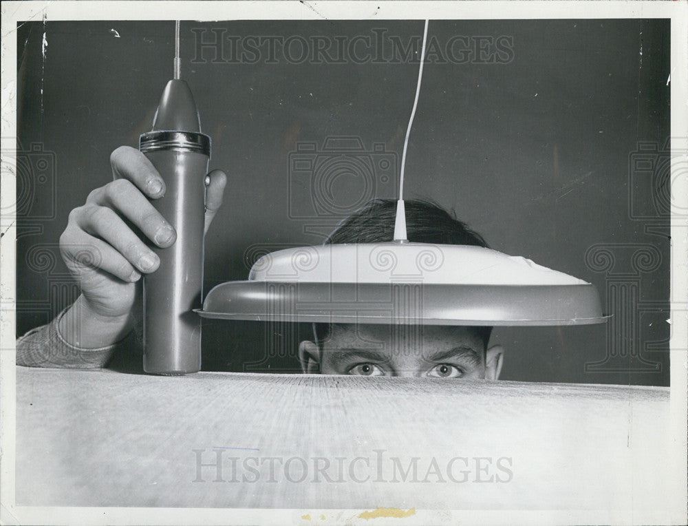 1960 Press Photo Danny Gray Shows Toy Called Air Scoot Car-Remote Controlled - Historic Images