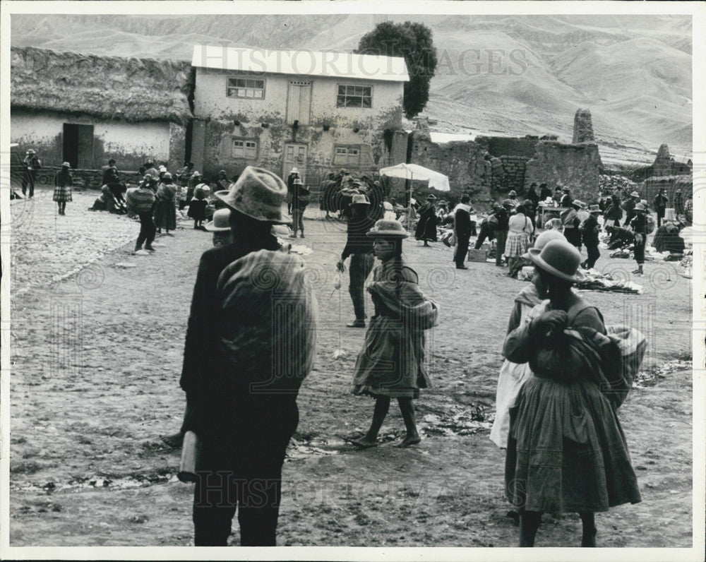 1972 Press Photo Indian Village market Peruvian highlands - Historic Images