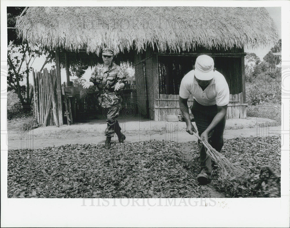 1990 Press Photo Gen. Juan Gambini Explains Cocaine Leaves Processing In Peru - Historic Images