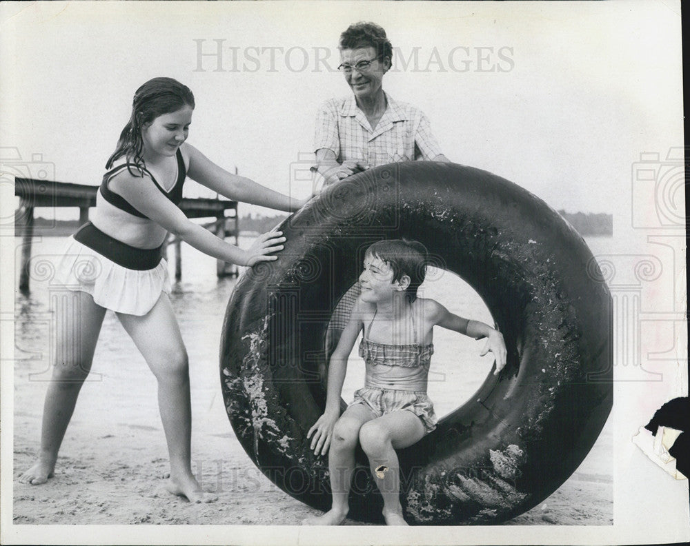 1967 Press Photo Law Officer Lurline Poole with Girls on Florida Beach - Historic Images