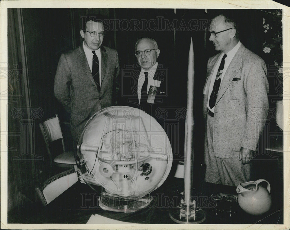 Press Photo P3 2x3 7/8 Satellite At Engineering Photo Lab At University Of FL - Historic Images