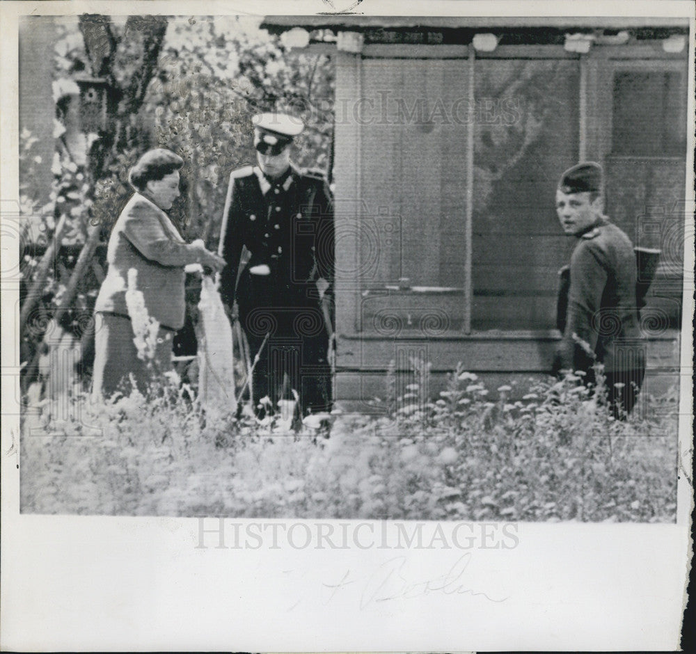 1961 Press Photo Germany border and Guards inspect passport of traveling woman - Historic Images