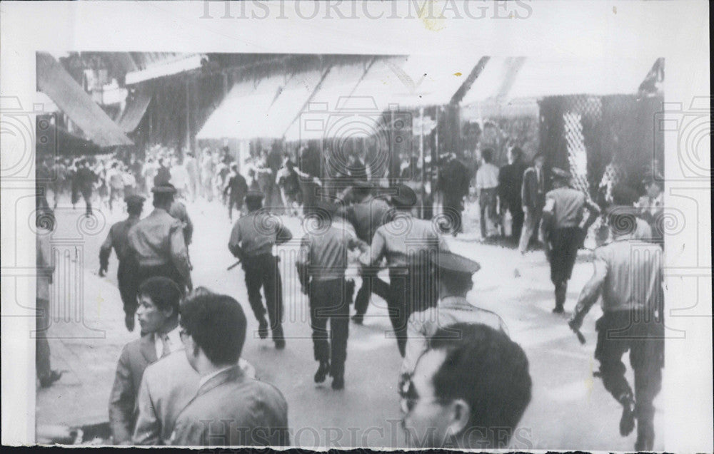 1958 Press Photo Bueonos Aires Police Protestors - Historic Images