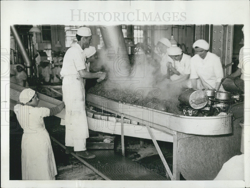 1961 Press Photo Argentine Workers In Buenos Aires Chops Meat Before Canning - Historic Images