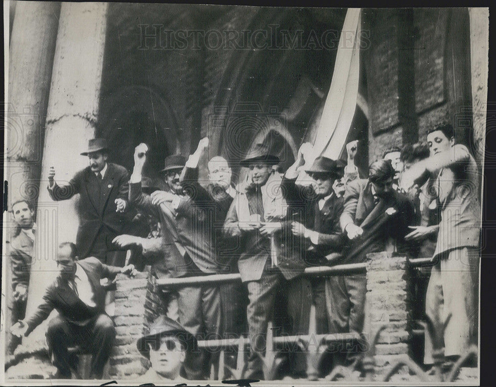 1946 Press Photo Group Of Medical Students Shout For End Of Military Dictatorshp - Historic Images