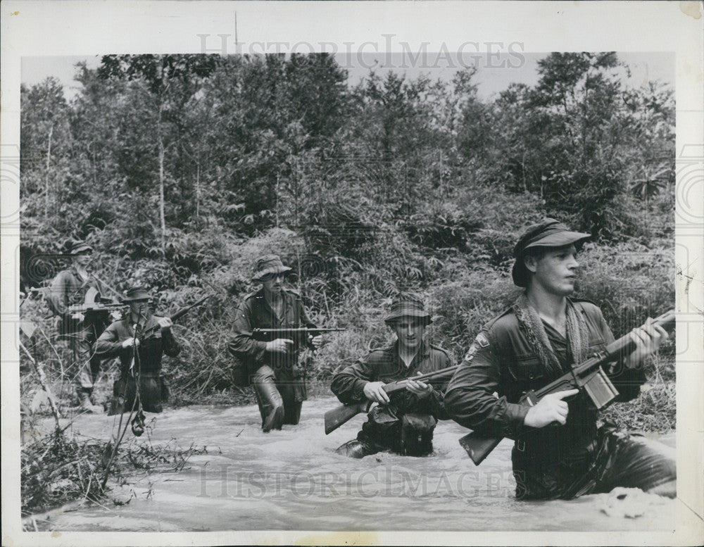 1957 Press Photo Training troops of the Royal Aust Regin damp stretch of jungle - Historic Images