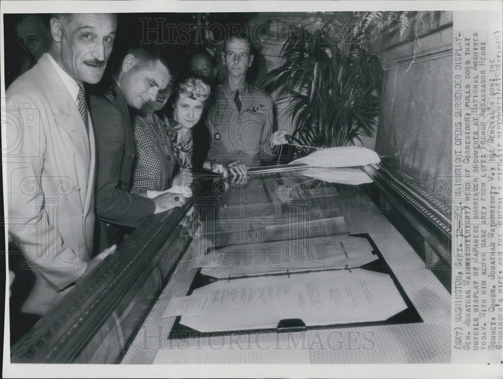 1945 Press Photo Gen Jonathan Wainwright Opens Display of Japanese Documents - Historic Images