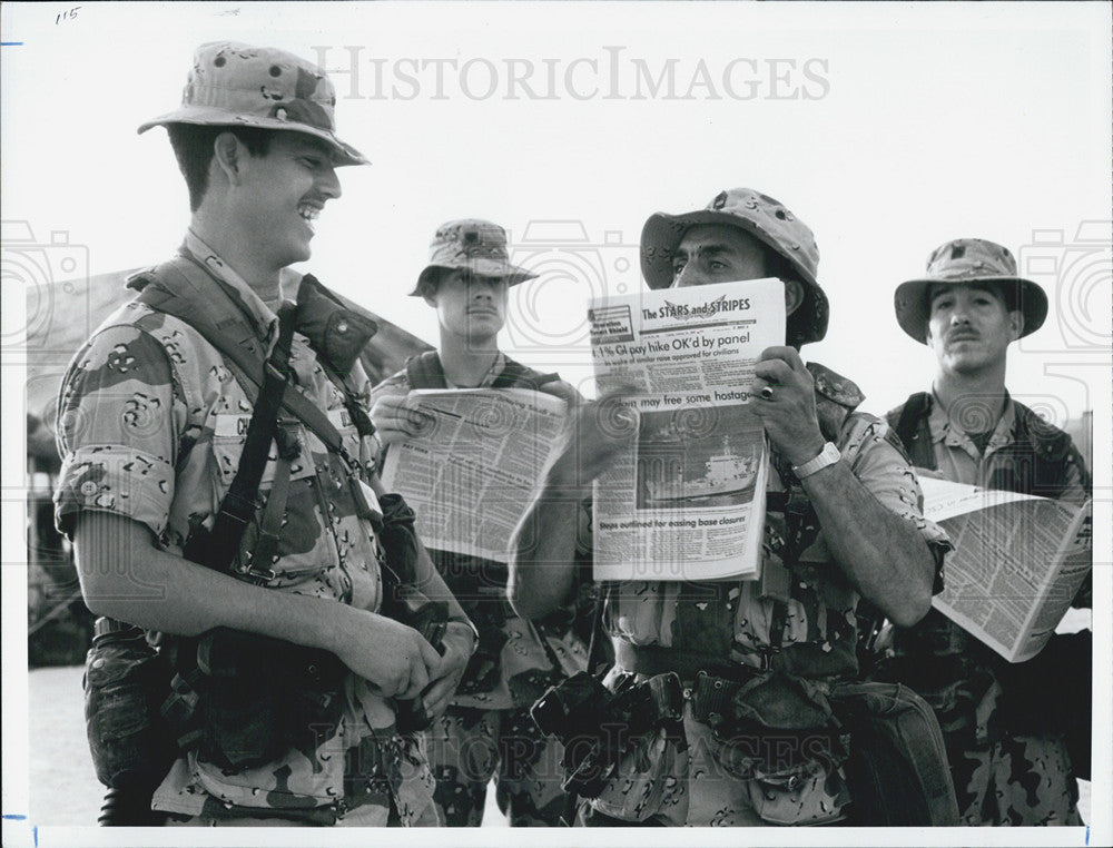 1990 Press Photo US Middle East Involvement reading the paper - Historic Images