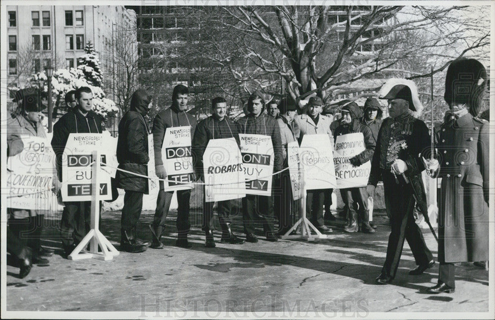 1966 Press Photo Striking printers in Toronto, Canada make a point at parliament - Historic Images