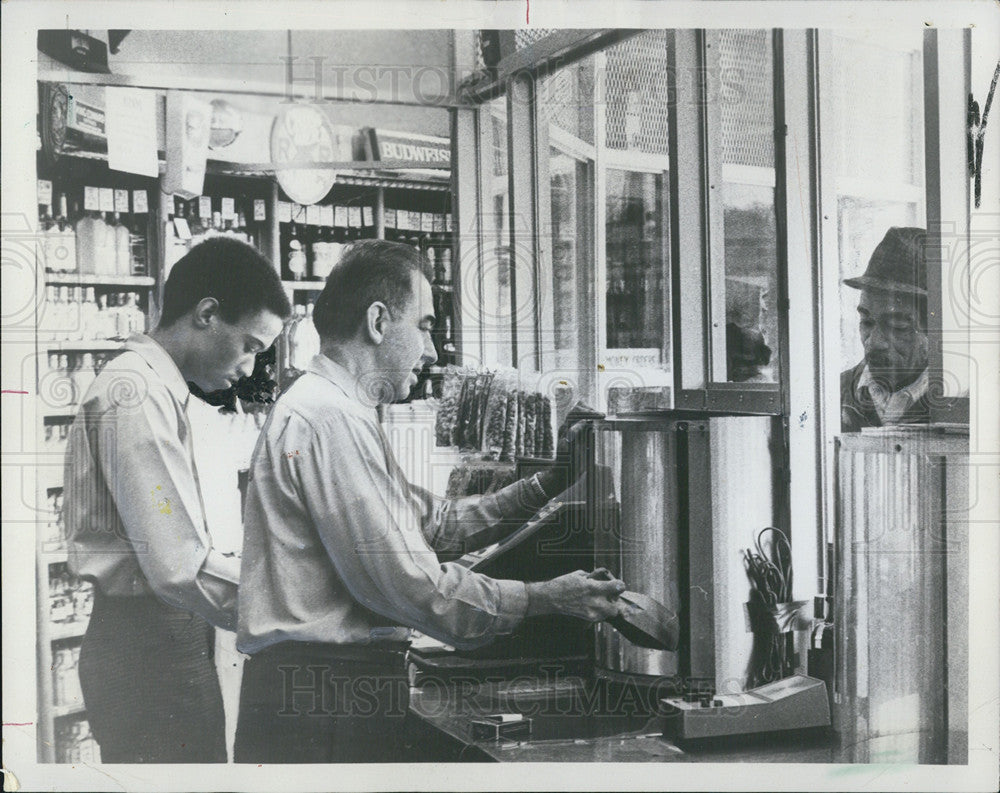 1971 Press Photo Washington Liquors installs bullet-proof glass to protect them. - Historic Images