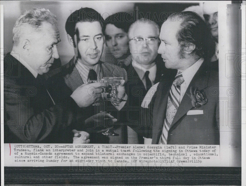 1971 Press Photo Alexei Kosygin and Prime Minister Trudea toast the agreement. - Historic Images