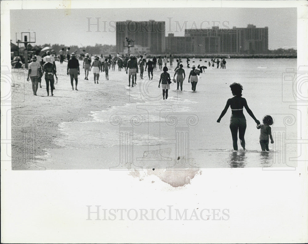 1980 Press Photo Crowd At Clearwater Beach Cool Weather - Historic Images