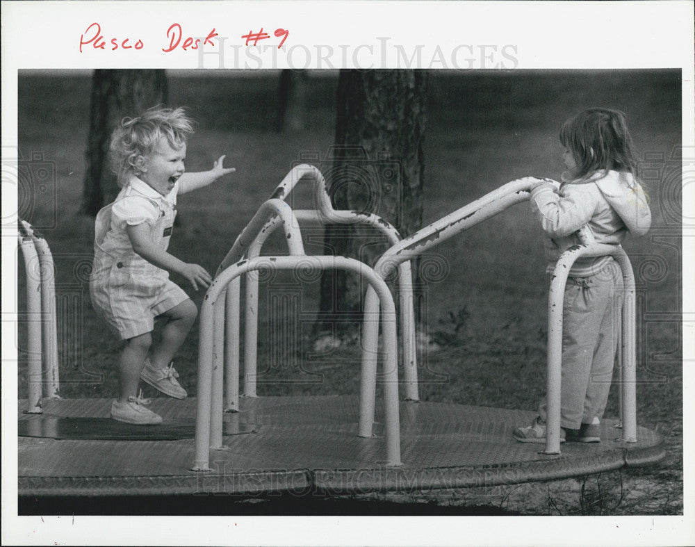 1986 Press Photo Alyssa Whited/Linda Albrecht/Playground/Anclote Beach Florida - Historic Images