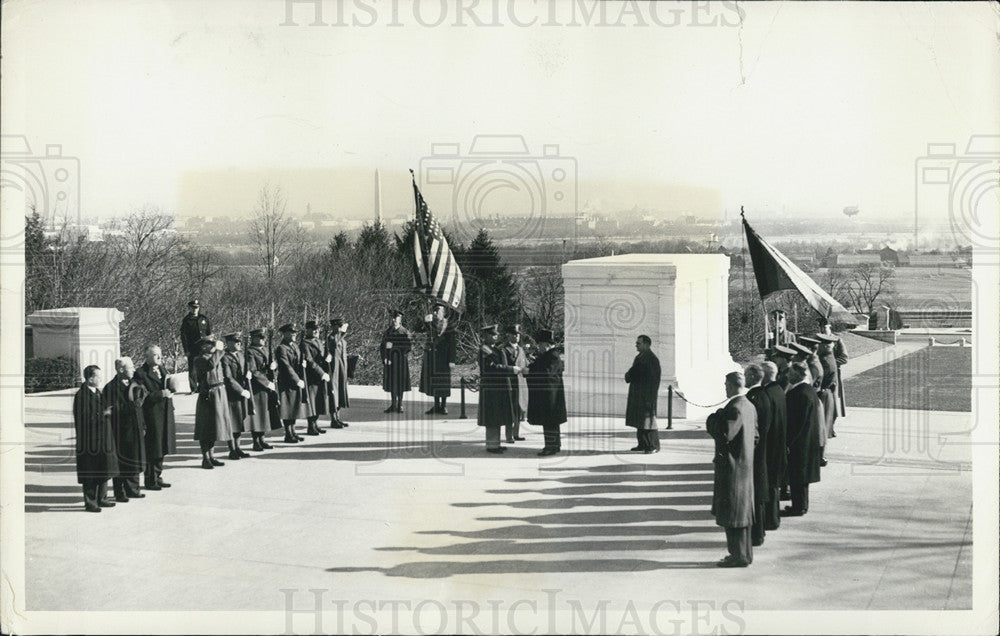1935 Press Photo Gold Badge Of Merit On Unknown Soldier In Arlington Cemetery - Historic Images