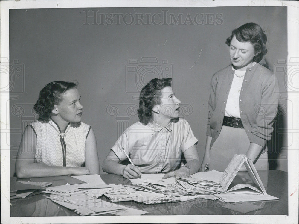 1957 Press Photo Seattle Housewives Writing Letters Reconnect With Wire Buddies - Historic Images