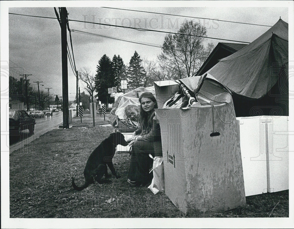 1982 Press Photo Mike Julie Warner Living In Tent - Historic Images