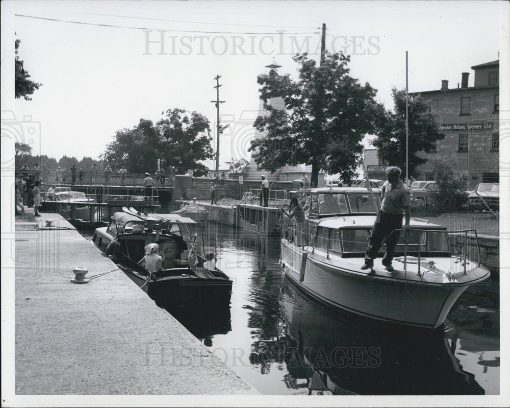 1965 Press Photo George below this busy lock is floodlighted at night - Historic Images