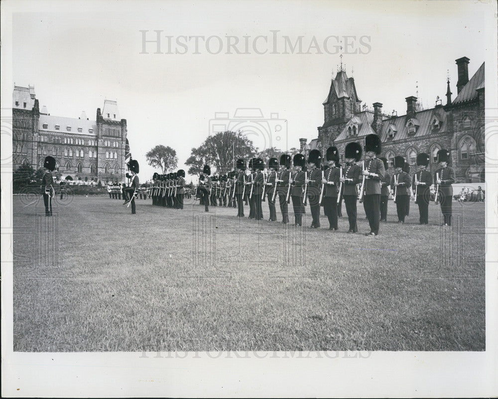 1964 Press Photo Colorful Changing of the guards ceremony on Parliament Hill - Historic Images