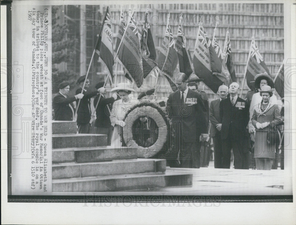 1967 Press Photo Queen Elizabeth &amp; Prince Philip place wreath at foot of Canada&#39;s War Memorial - Historic Images