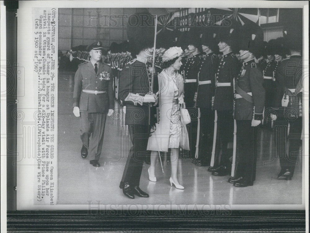 1967 Press Photo Queen Elizabeth` inspects guard of honor - Historic Images