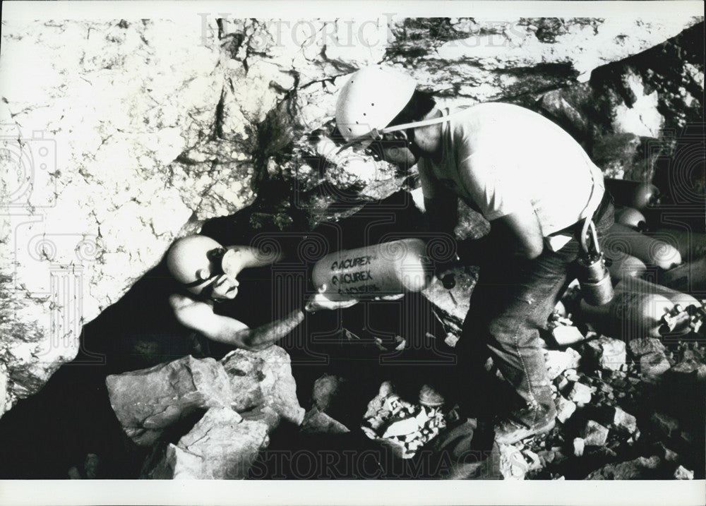 1984 Press Photo Spelunkers Bob Jeffreys &amp; John Zumrick exploring cave - Historic Images