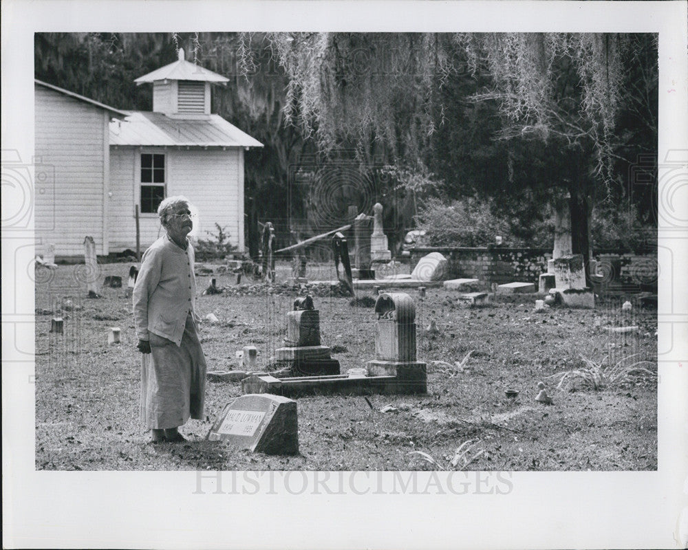 1958 Press Photo An old woman visiting a departed loved one at the cemetery - Historic Images