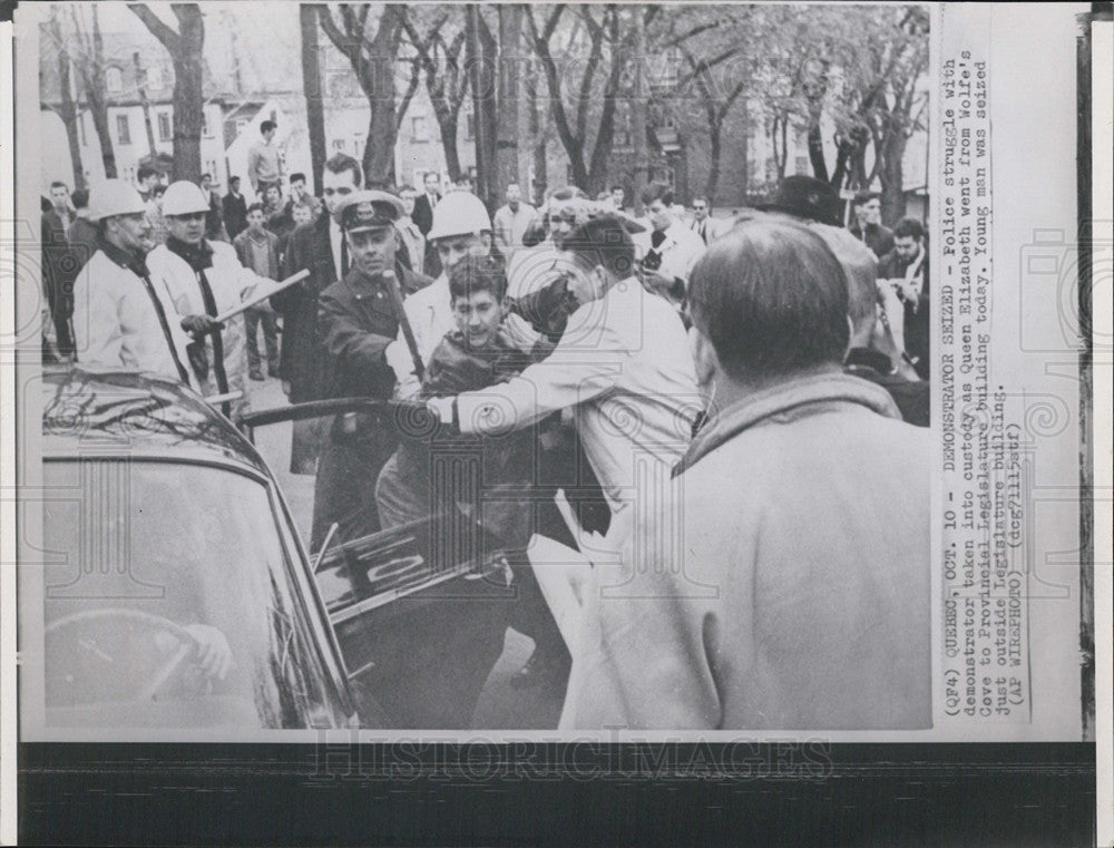 1965 Press Photo Demonstrators outside the Provincial Legislative building - Historic Images