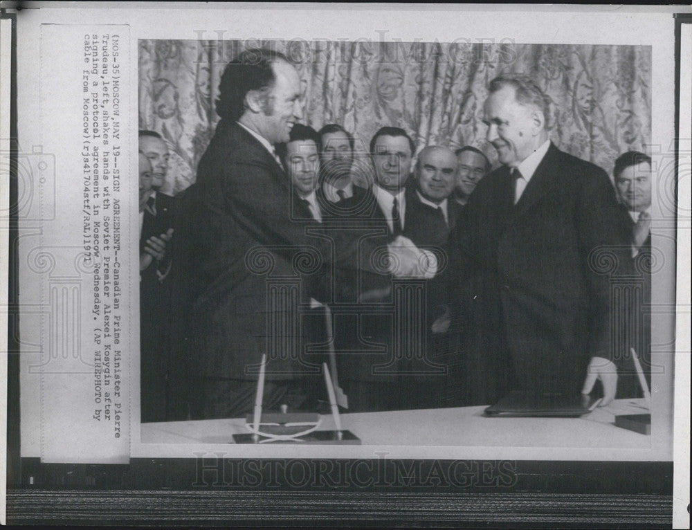 1971 Press Photo Canadian Prime Minister Pierre Trudeau shakes hands w/ Soviet Premiere - Historic Images