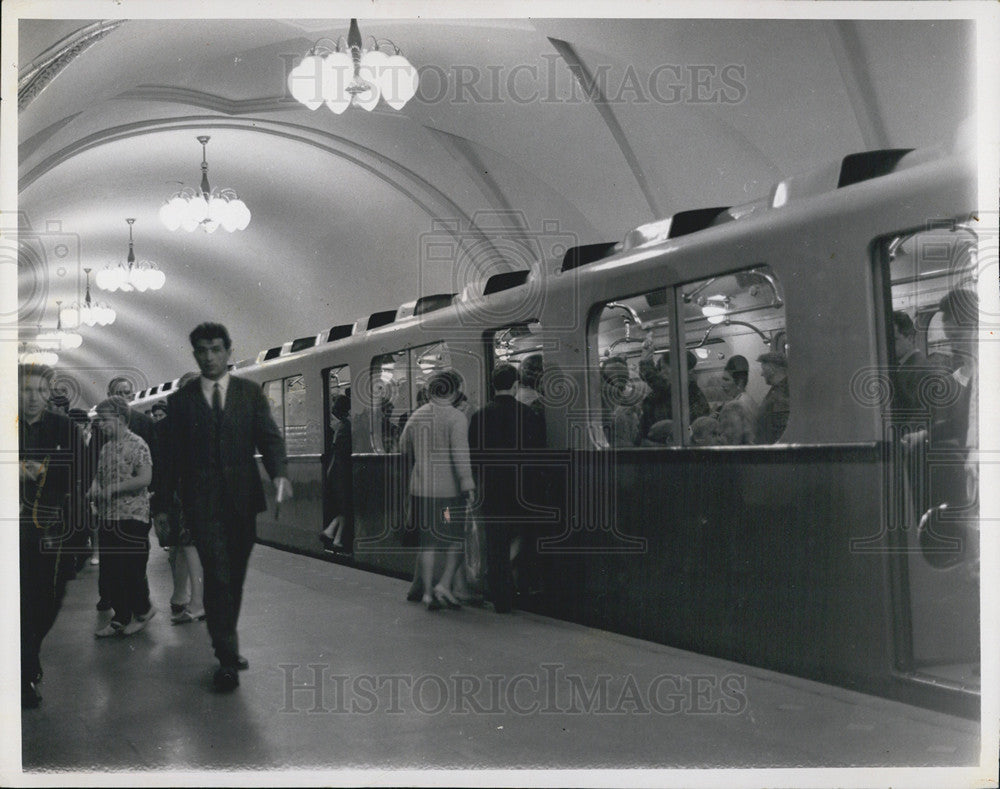 1968 Press Photo Polished car of a Moscow subway train in Tagansky station - Historic Images